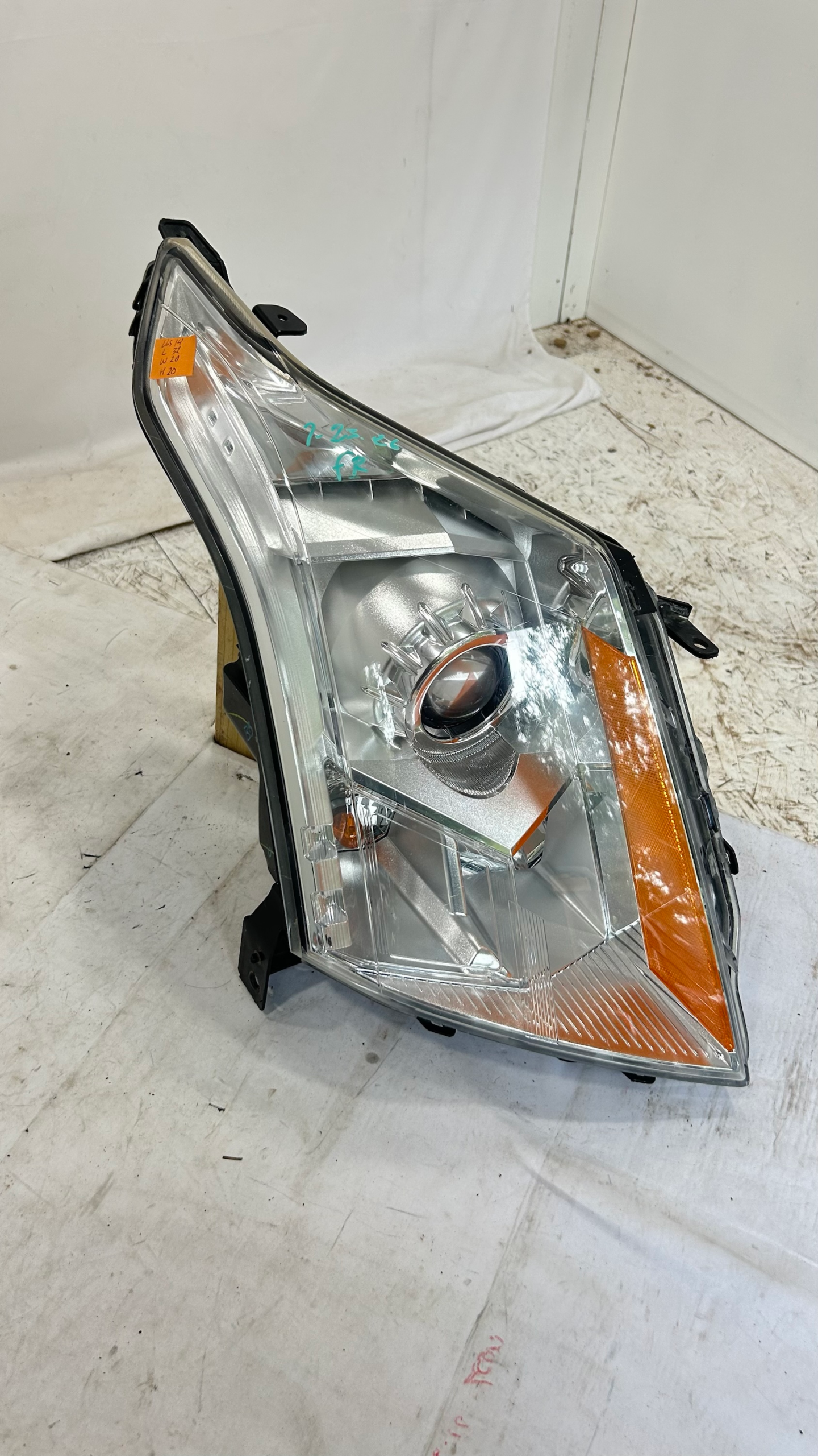 2010-2016 Cadillac SRX Passenger side halogen headlight