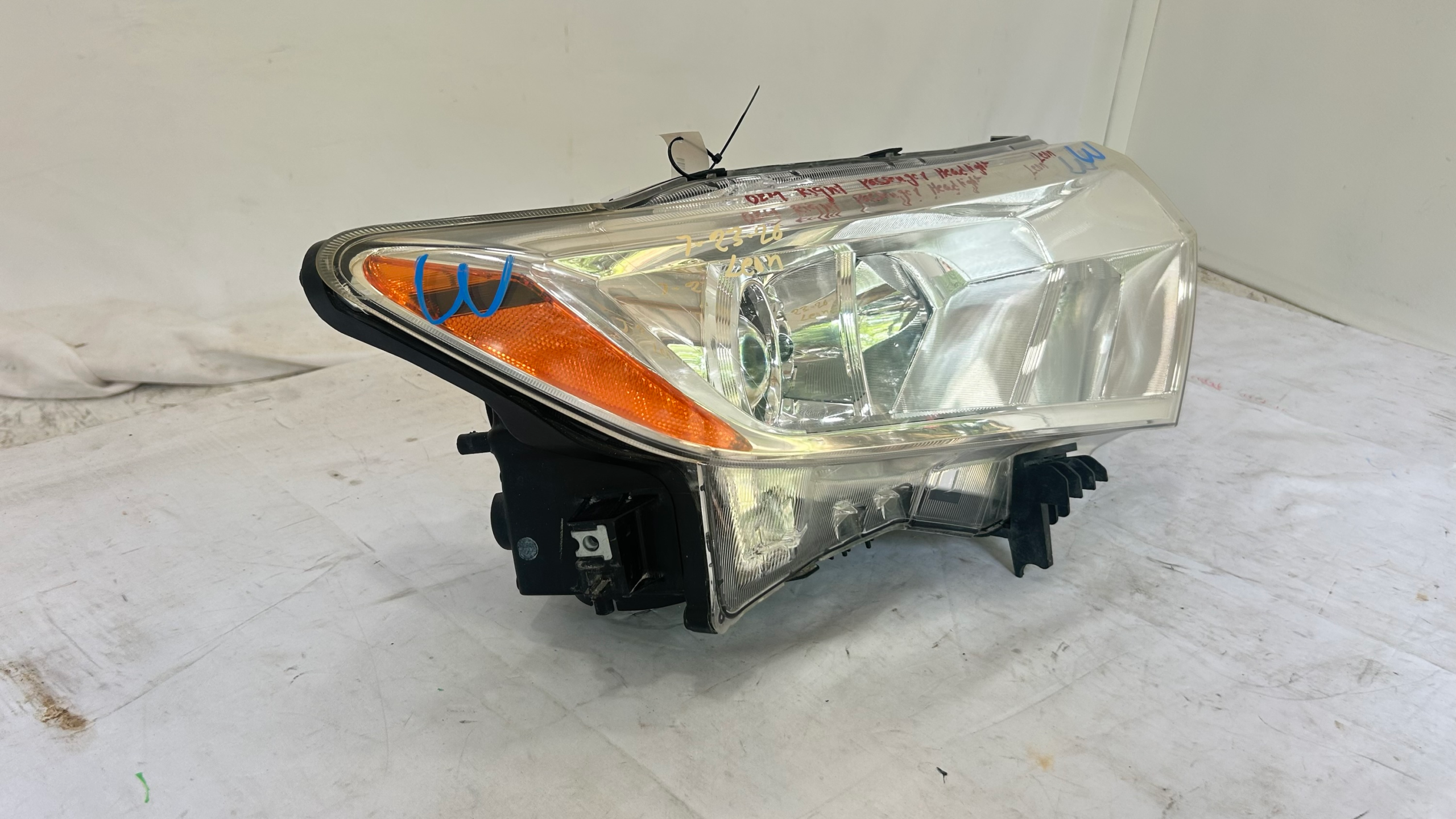2012-2017 Nissan Quest Passenger Headlight